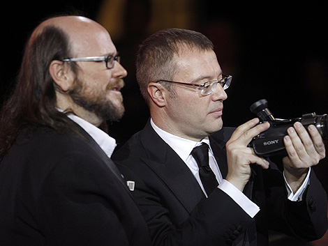 Santiago Segura (i) junto a Daniel Monzn (d) en la gala de los Goya. | Reuters