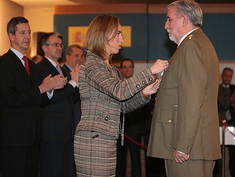 Chacón condecora al teniente coronel Fernando Reinlein. | Foto: Begoña Rivas