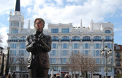 La estatua de Federico Garca Lorca, en la Plaza de Santa Ana, con el rostro de Botella.