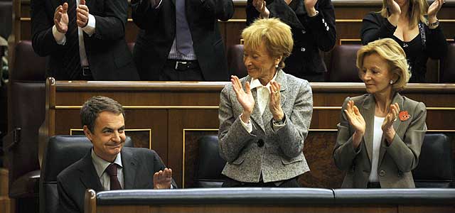 Zapatero recibe el aplauso de la bancada socialista. | Afp