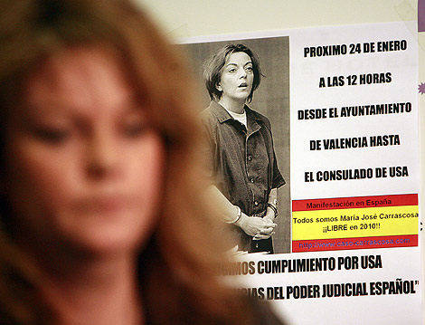Victoria Carrascosa, frente a un cartel de apoyo a su hermana Mara Jos. | Jos Cullar