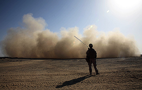 Un soldado estaodounidense ante una nube de humo en la localidad afgana de Marjah. | Afp