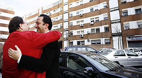 Los concejales Mir y Gmez de Celis se abrazan en un acto reciente. | Esther Lobato