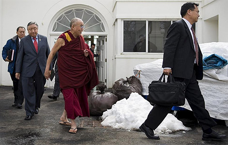 El Dalai Lama deja la Casa Blanca por una puerta secundaria entre bolsas de basura. | AFP