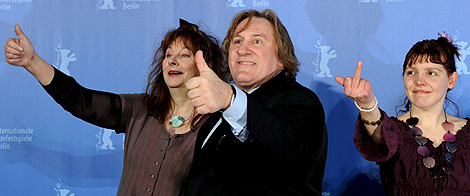 Gerard Depardieu, Miss Ming (dcha.) y Yolande Moreau, presentando 'Mammuth'. | Reuters