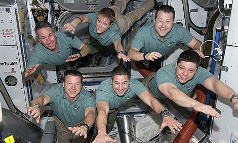 Los astronautas del Endeavour, en una imagen facilitada por la Nasa. | Reuters