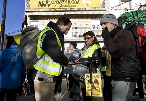 Manifestantes contrarios a la instalacin del almacn nuclear en Yebra (Guadalajara). | Efe