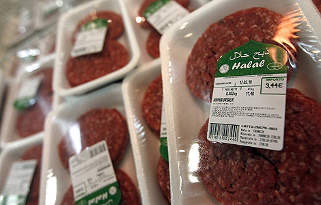 Hamburguesas 'halal' a la venta en el hipermercado 'Coop' de Roma. | Reuters