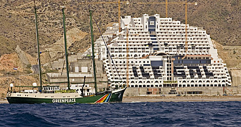 El barco de Greenpeace, en una de las protestas contra el hotel. | El Mundo