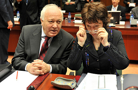 Moratinos, con la jefa de la diplomacia europea, Catherine Ashton, en Bruselas. | Afp