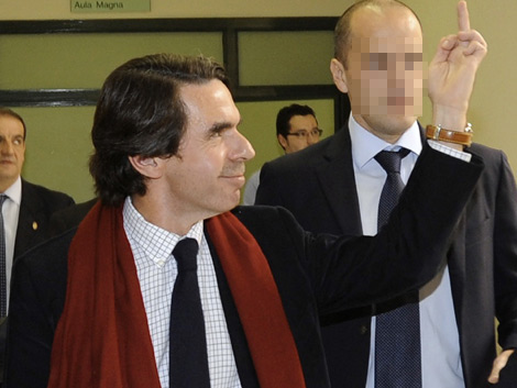 Polmico gesto de Aznar ante estudiantes en Oviedo. | Reuters