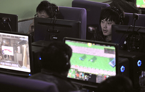 Ciudadanos chinos navegan por Internet en un cybercaf. | Reuters