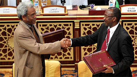 El representante de Sudan, Omar Amin Hassan Omar (i), choca su mano con el representante del JEM, Ahmed Tugod Lsan. | Efe