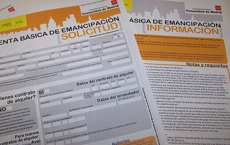 Impresos de solicitudes de la Renta Básica de Emancipación. | Elmundo.es
