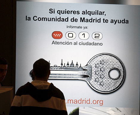 Un hombre lee un anuncio de VPO de la Comunidad de Madrid. | Kote Rodrigo