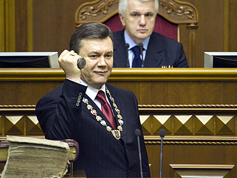 Yanukovich celebra su victoria al jurar como presidente. | Reuters