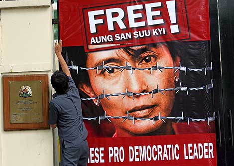 Un cartel en la embajada britnica en Yakarta pide la liberacin de Suu Kyi. | Efe