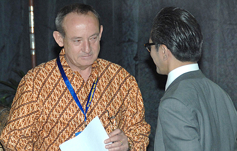Yvo de Boer, que dimitirá en junio, con el ministro de Exteriores indonesio. | AFP