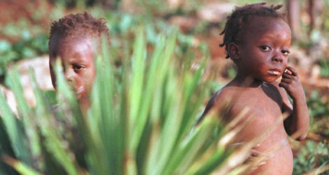 Dos nios malnutridos en la ciudad de Mare Rouge, Haiti. | Ap