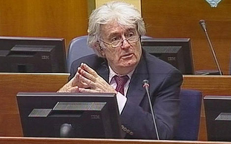 Karadzic, en una imagen de televisin, este lunes, en el tribunal. | Ap
