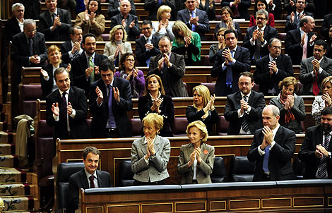 El grupo socialista aplaude a Zapatero en el Congreso. | Bernardo Daz
