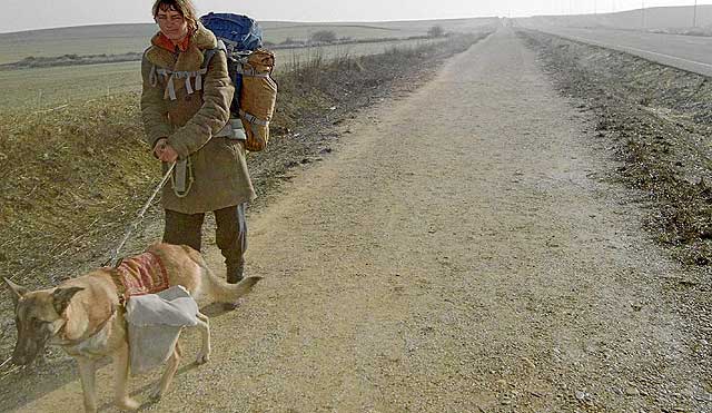 Una peregrina con su perro cerca de Carrin. | Brgimo