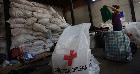 Una voluntaria de la Cruz Roja chilena colabora en la recoleccin de ayuda. | Efe