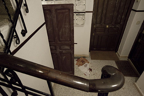 Manchas de sangre en el cuarto de limpieza donde se halló a la víctima. | Gonzalo Arroyo