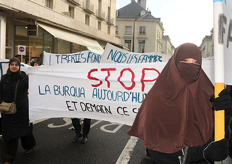 Una mujer con niqab se manifiesta en Francia contra la ley que prohbe el velo integral. | AFP