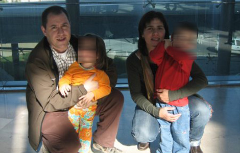La familia burrianense en el aeropuerto el da de su marcha a Chile. | ELMUNDO.es