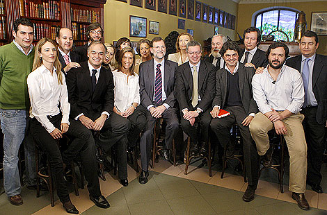 Uriarte, a la derecha, con otros dirigentes del PP. | Efe