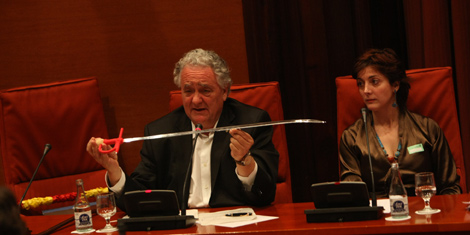 Wagensberg muestra un estoque a los diputados, ante Espido Freire. | Quique Garca