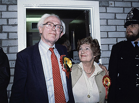Michael Foot y su mujer, Jill, en Gales en 1983, tras su estrepitosa derrota. | Ap