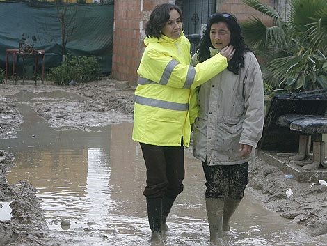 Rosa Aguilar consuela a una de las cordobesas afectadas por las inundaciones. | M. Cubero