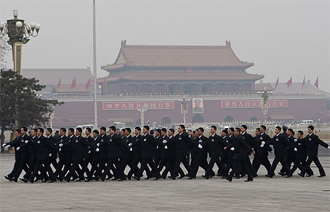 Un grupo de policías chinos en Beijing. | Afp