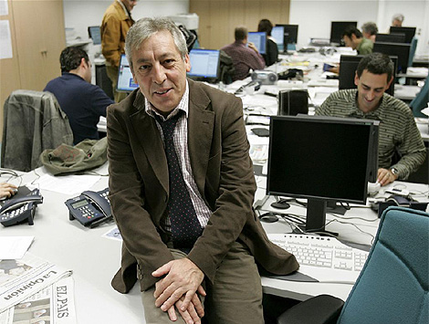 El periodista Flix Monteira, nuevo secretario de Estado de Comunicacin, en la redaccin de 'El Pas' en Santiago de Compostela. (Foto: Efe)