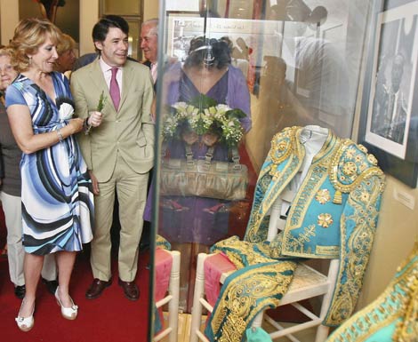 Aguirre y González, en la inauguración de la exposición 'Curro, toda una vida'. | EFE