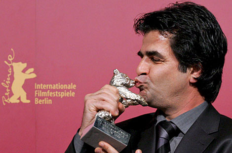 Panahi, el pasado febrero, con el Oso de plata que gan en la Berlinale de 2006. | Efe