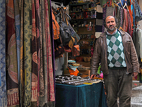 Un comerciante marroquí en las faldas del barrio del Albaycín granadino. | Jesús G. Hinchado