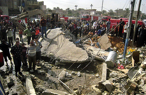 Decenas de iraquíes, junto a uno de los edificios atacados en Bagdad. | AP