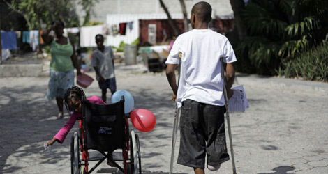 Miles de haitianos necesitan sillas de ruedas y muletas tras el terremoto. | Ap