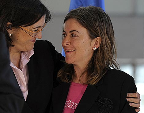 La secretaria de Estado de Cooperacin hace un gesto de afecto a Alicia Gmez, a su llegada. | AFP