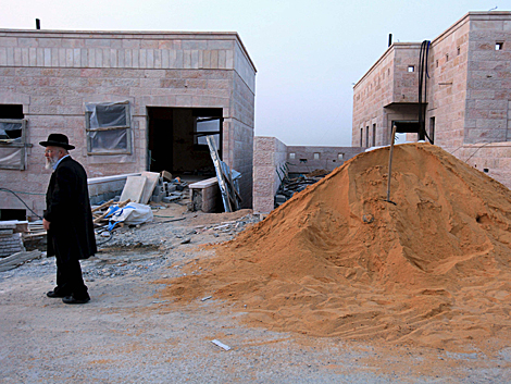 Un rabino camina por una zona en construccin en el asentamiento Rabat Shlomo. | Efe