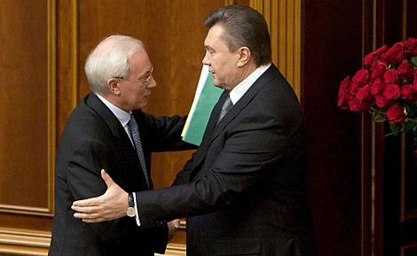 Viktor Yanukovich (dcha.) felicita a Mykola Azarov, en el Parlamento de Ucrania. | EFE