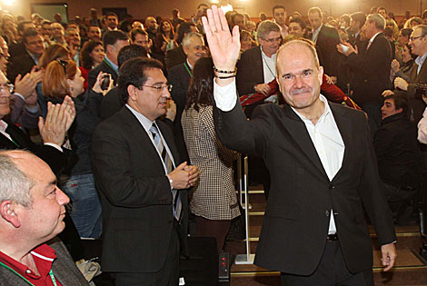 Manuel Chaves saluda los asistentes a congreso del PSOE-A. | Carlos Mrquez