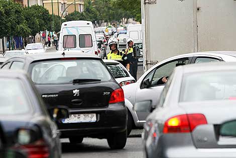 Decenas de vehculos, coches, atrapados en un atasco en Sevilla. | Fernando Ruso