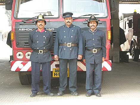 Tres bomberos del cuerpo de Bombay, ante uno de sus camiones, tambin viejo. | ELMUNDO.es