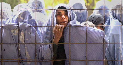 Mujeres afganas en Herat esperando ayuda humanitaria. | K. Jebreili