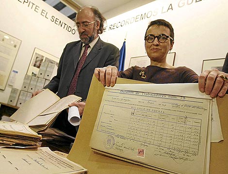 Rogelio Blanco y Mercedes del Palacio muestran algunos de los documentos. | Enrique Carrascal