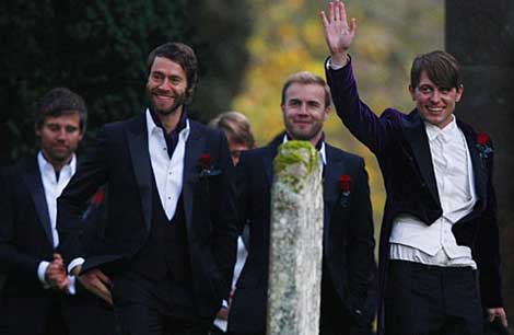 Owen (dcha), el da de su boda y sus compaeros de Take That. | Reuters